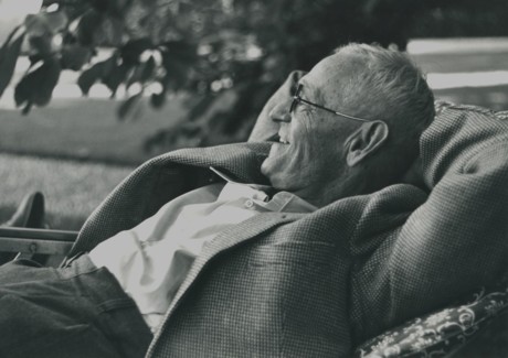 Hermann Hesse in Bremgarten liegend lächelnd nach rechts schauend Juni 1951