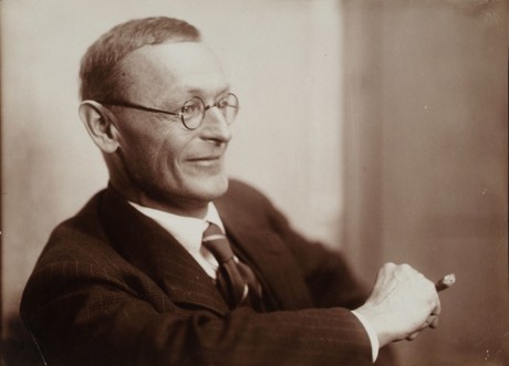 Hermann Hesse mit Zigarre