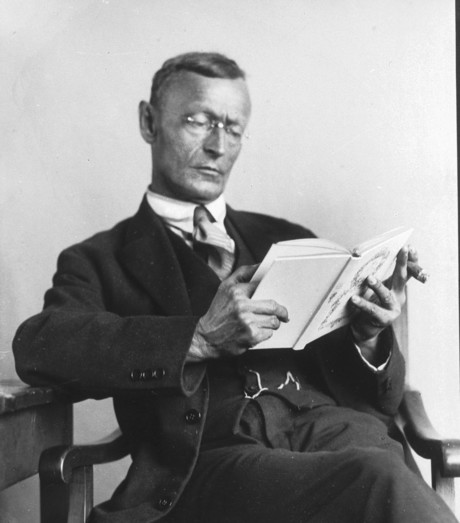 Hermann Hesse mit Buch